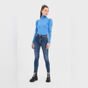 Stradivarius size 4 medium wash jeans with pearl accents